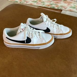 Women’s size 7 legacy nike tennis shoes